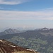 links hinten die Gratlspitze, noch weiter dahinter im Dunst das Kaisergebirge