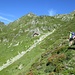 Eccoci ormai in arrivo al Rifugio Alpe il Laghetto (m 2039). A sinistra si vede l’intaglio dove c’è il Passo di Campo.