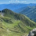 In prossimità del Passo di Straciugo (m 2350) il panorama si apre sempre di più. Sullo sfondo si vedono le montagne della Val Grande.
