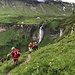 ... mit Rückblick zum mächtigen Wasserfall des Sousbaches unterhalb der Alp Oberberg