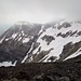 Am Hochfeind: inzwischen hat sich der höchste Bereich des Bergkamms stellenweise in Wolken gehüllt. Hier werde ich übrigens ans Karwendel erinnert!