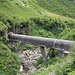 Ungewöhnliches Aquädukt des Wallatscherbachs der Kraftwerke Zervreila über den Peilerbach
