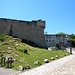 Am Château du Hohlandsbourg. Der Zugang erfolgt durch eine fünfeckige Bastion aus der Zeit Schwendis.