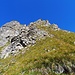 Am Südgrat der Kleinen Silberspitze angekommen, geht es auf dem grasigen Grat weiter hinauf, den brüchigen Felsen weiter oben weicht man linksseitig aus.