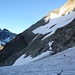 Der Weg führt über die Gemslücke zwischen Gemsspitz und Schönbielhorn durchs Gestein auf den Gletscher