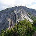 Hinter der Bergstation Sareis beginnt der Weg zum Ochsenkopf: Die wilden Felstürmchen am Gamsgrat beeindrucken