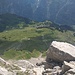Blick von der Scharte hinab zur Alp Oberlängenegg