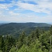 Blick nach Norden. Oberhalb der Berglinie sieht man die Kraftwerke von Karlsruhe. Der Berg halb rechts hinten ist der Mauzenberg, auf der kleinen Spitze links davon liegt der Bernsteinfels.