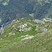 Dieser grosse Steinmann bei P.2507 kann hilfreich sein um den Bergwerksweg im Abstieg zu finden. Der Bergwerksweg beginnt etwa 200 m WNW davon.