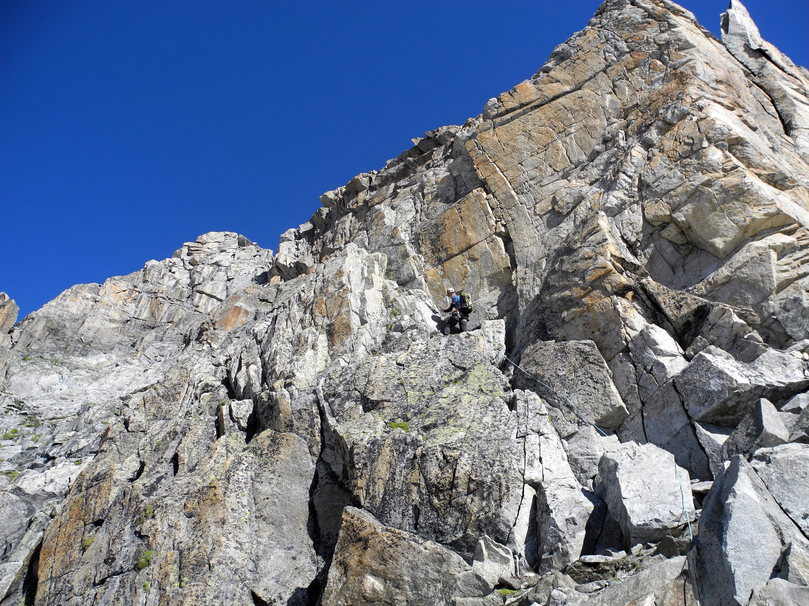 Eine erste Schlüsselstelle: der rote Turm. - Fotos [hikr.org]
