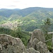 Blick vom unteren Latschigfelsen, der bis auf ein dünnes Geländer naturbelassen ist. Unten im Tal liegt Forbach.