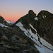 Aussicht vom P.2756m oder Halbelfjoch zum Wannihorn (2866,5m). Links hinten schaut im Morgenrot der kaum bestiegene Dreitausender Vordere Helse (3106m) hervor.