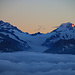 Die ersten Sonnenstrahlen erreichten die Gipfel von Jungfrau (4158,2m) und Mönch (4107m).