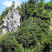 Blick vom Parkplatz, hinauf zum Indianer Klettersteig - man beachte rechts den Wasserfall ♥