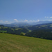 Vom Waldrand beim Chuderhüsi (1103 m) schweift der Blick über die waldigen Höhen des oberen Emmentals bis zu Schrattenflue und Hohgant. (01.06.2020)