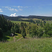 Die Abbruchkante am Thunersberg erlaubt einen eindrücklichen Blick in die Grabenlandschaft südlich von Bowil. Am Horizont der Chnubel (1162 m) und der Tanzplatz (1089 m), der die Spitze des gleichmässig von Norden her ansteigenden Toppwaldes bildet. (01.06.2020)