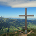 das Gipfelkreuz auf dem Stockberg unter einer Wolkendecke und richtig "luftig" wurde es auch noch.