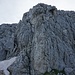 Oberhalb des kleinen Schneefeldes geht es durch die schmale Rinne weiter