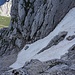 Die heikelste Stelle: Die Seilsicherung ist unter dem Schneefeld begraben, an der linken Felswand sieht man noch die Wegmarkierungen