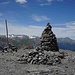 Gipfelsteinmann auf dem Munt la Schera. Die Gipfelrast darf nur innerhalb der gelben Markierungen erfolgen (Nationalpark)