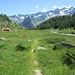Rieccoci all’Alpe Zoccone, dove domani Giacomo trasferirà la sua mandria di mucche che potranno godere dei pascoli posti ai piedi delle montagne più belle della Val Masino.