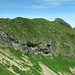 Ansicht der beiden Kletterstellen am P.2119 im Profil, links die senkrechte, gut mannshohe Felsmauer, die nicht überkletterbar ist