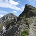 Von der Seekarscharte führen nun Weghspuren auf der weniger schroffen Westseite...
