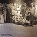 Posieren mit der 1904 erschossenen letzten Bärin