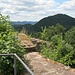 Blick vom Scharfenstein zum Rehberg (rechts) und zum links daneben liegenden tieferen Kleinen Hahnstein, meinem übernächsten Ziel.