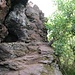 Beginn des "Normalwegs" auf den Kleinen Hahnstein (knapp UIAA I), erleichtert durch einige in den Felsen gehauenen Griffmulden. 