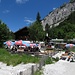 Friedlich liegt die Hütte im Sonnenschein .....