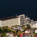 Kviknes Hotel, eines der ältesten Hotels in Norwegen. Rechts der schöne Holzbau, der bis ins Jahr 1752 zurückdatiert und links der Neubau im Stil der 60er, der halt....neuer ist...
