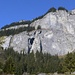 Südabbrüche des Crap da Flem, Der Klettersteig verläuft etwas links der Bildmitte