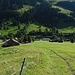 Das hübsche Dörfchen L'Étivaz mit Kirchlein wird über einen steilen Rasen erreicht.