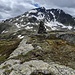 Gipfel-Steinmandl mit Valschavieler im Hintergrund