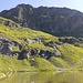 Lago Taneda Inferiore 2246 mt sotto il dirupato e roccioso versante del Pizzo Taneda 2267 mt