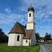 Die Kirche bei Froschausen wirkt, als hätte man ein Stück zugute der Landstraße abgesägt. 