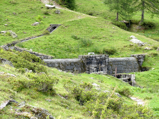 um auf der folgenden Wiese weitere Installationen des... [hikr.org]