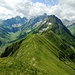 Ich hielt mich nicht lange auf dem Hinteren Sonnenkogel auf, sondern wanderte auf der anderen Seite wieder hinunter, erneut in mäßig steilem Gras, etwas rechts des Gratrückens, wo das Gras gut gestuft ist. Es folgt ein knapp 2 Kilometer langer, nirgends wirklich schmaler Grasgrat, auf dem einige Güpfe überschritten werden.