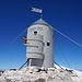 Auf dem Gipfel des Triglav steht der Aljažev stolp. Das Türmchen war ursprünglich als Notunterschlupf bei überraschenden Unwettern gedacht.