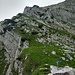Rückblick zum Abstieg vom Vorder Leistchamm . Die Stufe in der oberen Hälfte kann ein paar Meter nördlich umgangen werden (siehe auch Kommentare hier: https://www.hikr.org/gallery/photo2141389.html?post_id=111161 )