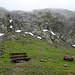 massive Felsbastion über dem See