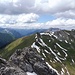 Abstieg vom Vorgipfel mit Markierungsstange direkt am Grat zum Rudigjoch und weiter zur Engelspitze.