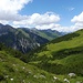 Im Karkessel zunächst, von nördlicher Seite, auf die begrünte Flanke, die zum Südwestgipfel des Rudigers hinauf zieht. 