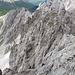 Im Abstieg der Blick aus der kaminartigen Rinne hinab zum Band. Der Hauptgipfel ist auf dem leichtesten Weg nur über ein sehr ausgesetztes Band zu erreichen...