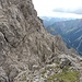 Blick vom Vor- auf die Schlüsselstelle des Hauptgipfels: links unten Stelle II+, dann schräg rechts hinauf auf Band und dann direkt im Anstieg durch die kaminartige Rinne (II).