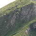 Zoom zum Gipfelaufbau Schären. Der Felsgrat ist brüchig, aber denkbar gangbar. Ich nutzt die doppelte Grasrinne links davon.
