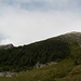 Bei der Alp d´ Ocola zeigt sich die Cima de la Fopela recht schön. Mein Anstieg von rechts, mein Abstieg nach links.