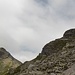 Der Gipfel der Cima de la Fopela ist etwas felsig. Man braucht ein wenig die Hände, aber echte Kletterei gibt es nicht. Leider sind viele Blöcke nicht fest und können plötzlich wegkippen!