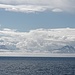 Nach dem Durchfahren einer Nebelbank haben wir wieder einen Blick auf das nördliche Island.